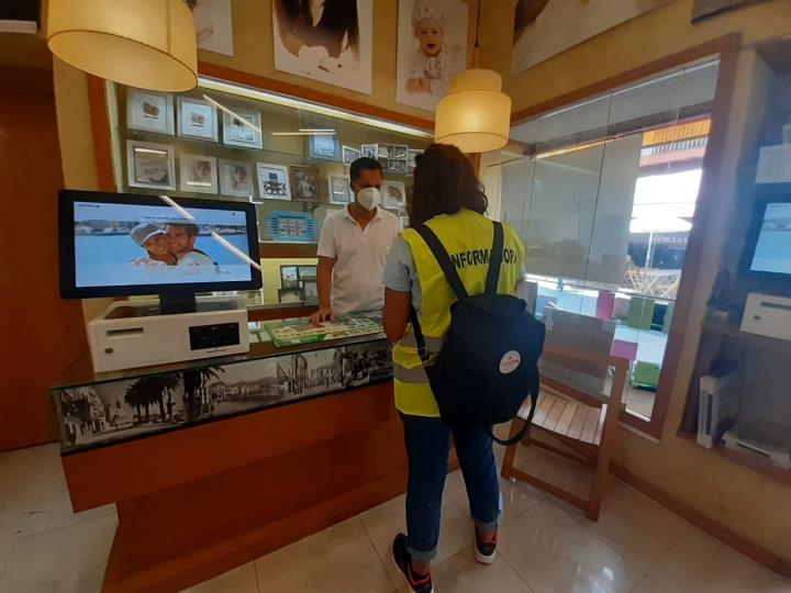 Una parella d’informadors visita el comerç de Sitges per incidir sobre les mesures de prevenció covid-19. Ajuntament de Sitges