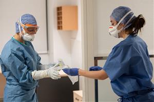 Una professional sanitària entrega una mostar per fer la prova del coronavirus a l'Hospital Clínic. Francisco Avia_Hospital C