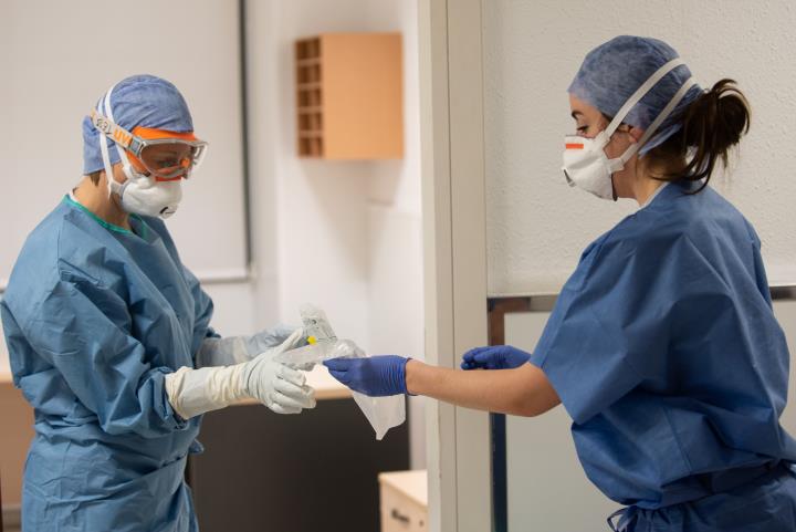 Una professional sanitària entrega una mostar per fer la prova del coronavirus a l'Hospital Clínic. Francisco Avia_Hospital C