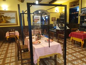 Una prova pilot amb mampares que ha fet un restaurant de Leganés, en una imatge cedida el 24 d'abril del 2020. ACN