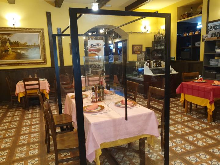 Una prova pilot amb mampares que ha fet un restaurant de Leganés, en una imatge cedida el 24 d'abril del 2020. ACN