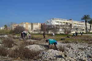 Una setantena de voluntaris retiren més de 2 tones de deixalles a la desembocadura del Foix. Ajuntament de Cubelles