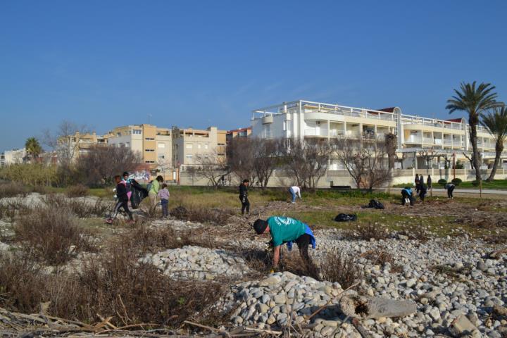 Una setantena de voluntaris retiren més de 2 tones de deixalles a la desembocadura del Foix. Ajuntament de Cubelles