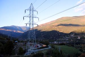 Una torre elèctrica travessant el municipi de Sort, molt a prop de la capital de comarca. ACN