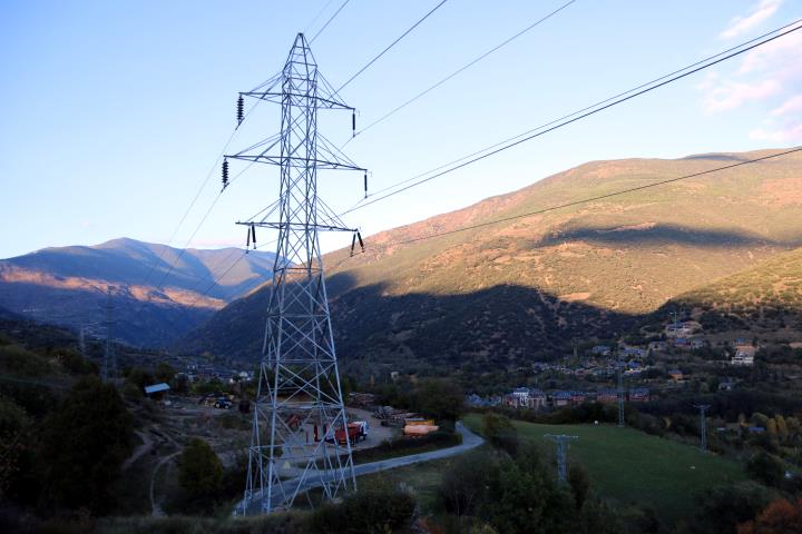 Una torre elèctrica travessant el municipi de Sort, molt a prop de la capital de comarca. ACN