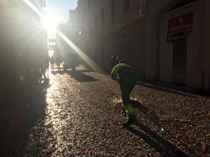 Una vintena d'operaris tornen a la normalitat els carrers de Vilanova després de les Comparses. Ajuntament de Vilanova