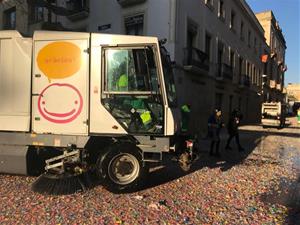 Una vintena d'operaris tornen a la normalitat els carrers de Vilanova després de les Comparses