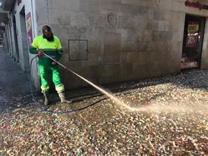 Una vintena d'operaris tornen a la normalitat els carrers de Vilanova després de les Comparses