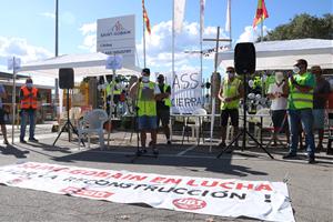 Unes 300 persones es manifesten a l'Arboç per denunciar el tancament d'una divisió de la cristalleria Saint-Gobain. ACN