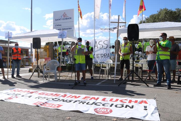 Unes 300 persones es manifesten a l'Arboç per denunciar el tancament d'una divisió de la cristalleria Saint-Gobain. ACN