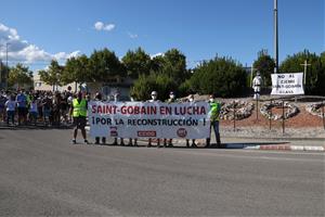 Unes 300 persones es manifesten a l'Arboç per denunciar el tancament d'una divisió de la cristalleria Saint-Gobain