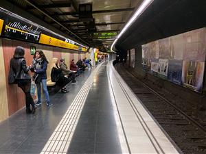 Viatgers esperant el metro a l'estació de la línia groga de Passeig de Gràcia, el 16 de març del 2020, al voltant de dos quarts de vuit del matí. ACN