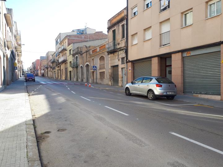 Vilafranca modifica l'aparcament del carrer Progrés per limitar la velocitat dels vehicles. Ajuntament de Vilafranca