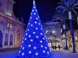 Vilanova dona el tret de sortida a la campanya nadalenca amb l'encesa de llums als carrers. Ajuntament de Vilanova