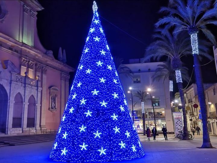 Vilanova dona el tret de sortida a la campanya nadalenca amb l'encesa de llums als carrers. Ajuntament de Vilanova