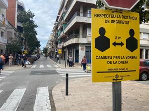 Vilanova senyalitza carrers i avingudes per garantir la distància de seguretat entre vianants
