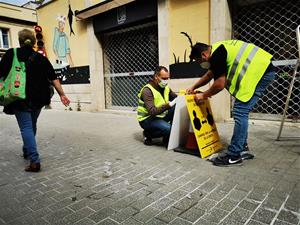 Vilanova senyalitza carrers i avingudes per garantir la distància de seguretat entre vianants