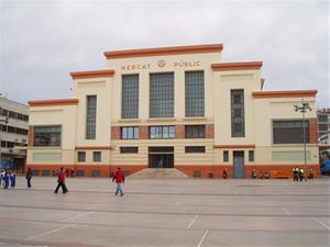 Vilanova tanca el pas de vehicles a la plaça del Mercat per preservar l'estructura inferior de la plaça. Ajuntament de Vilanova