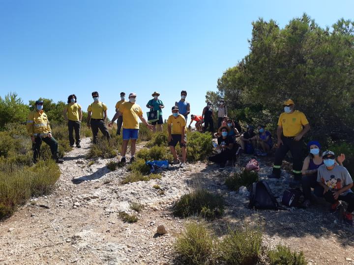 Vint persones participen a la jornada de sensibilització i neteja de residus als Colls i Miralpeix. CC Garraf