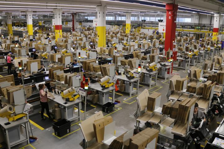 Vista aèria de la línia d'embalatge de paquets del centre logístic d'Amazon del Prat. Imatge del 7 de març de 2018. ACN