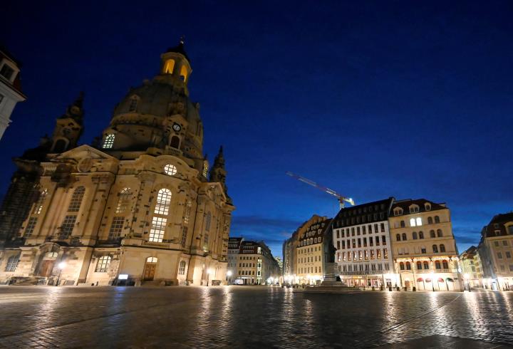 Vista general de la plaça de Neumarkt buida durant el tancament pel coronavirus (COVID-19) a Dresden, Alemanya, el 14 de desembre de 2020. REUTERS/Mat