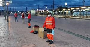 Voluntaris de Creu Roja reparteixen mascaretes a primera hora del matí a l'estació de Vilanova. Creu Roja Vilanova