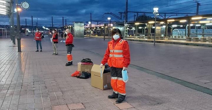 Voluntaris de Creu Roja reparteixen mascaretes a primera hora del matí a l'estació de Vilanova. Creu Roja Vilanova