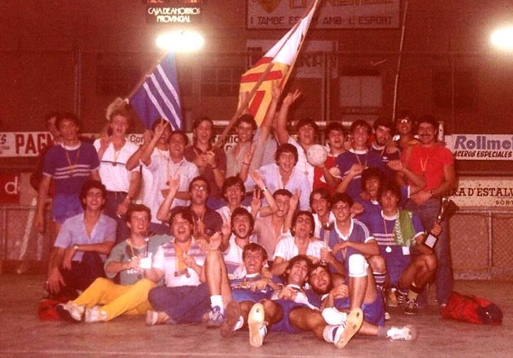 3/08/1981. Dia final del 1er Torneig Popular d’Handbol. Foto amb jugadors dels equips del Foment, els Independentistes i el Jove Handbol. Eix