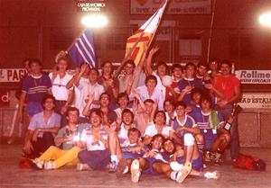 3/08/1981. Dia final del 1er Torneig Popular d’Handbol. Foto amb jugadors dels equips del Foment, els Independentistes i el Jove Handbol