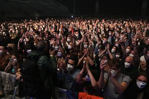 5.000 persones s'entreguen a la música de Love of Lesbian en un concert 