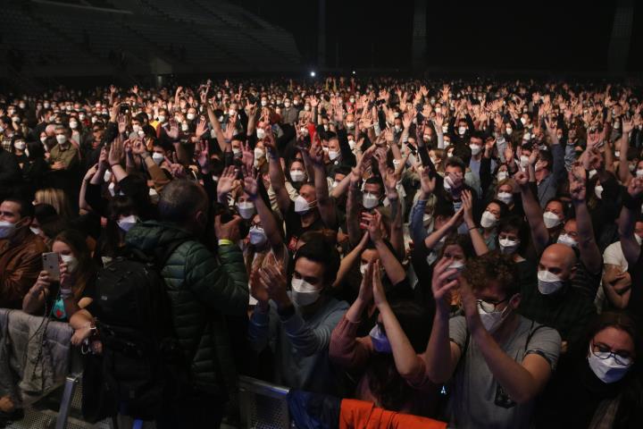 5.000 persones s'entreguen a la música de Love of Lesbian en un concert 