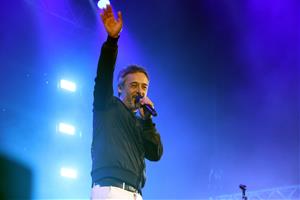 5.000 persones s'entreguen a la música de Love of Lesbian en un concert 