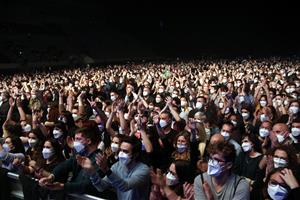 5.000 persones s'entreguen a la música de Love of Lesbian en un concert 