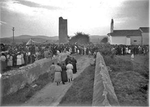 A la imatge, aplec a l’ermita de Sant Joan. Arribant pel camí de les Roques del Pelut. Arxiu Comarcal del Garraf