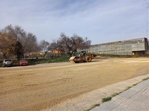 Adequen les zones d’estacionament amb sòl de terra a Vilafranca. Ajuntament de Vilafranca