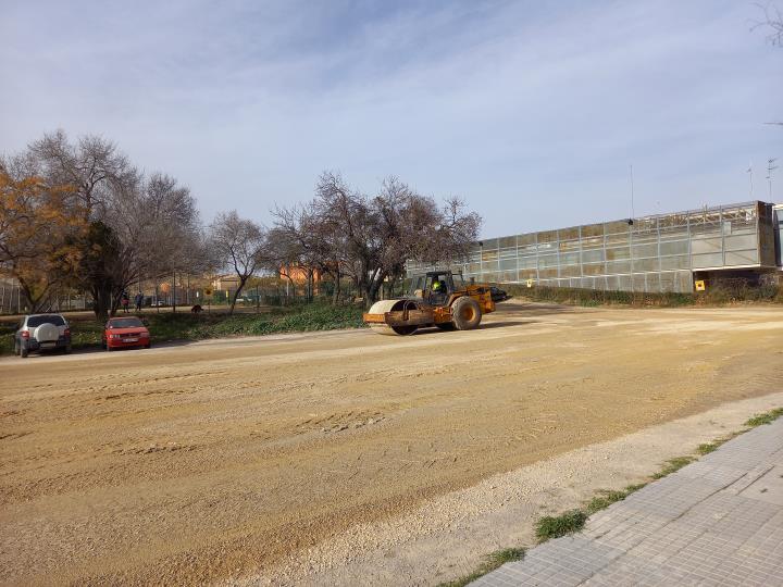 Adequen les zones d’estacionament amb sòl de terra a Vilafranca. Ajuntament de Vilafranca