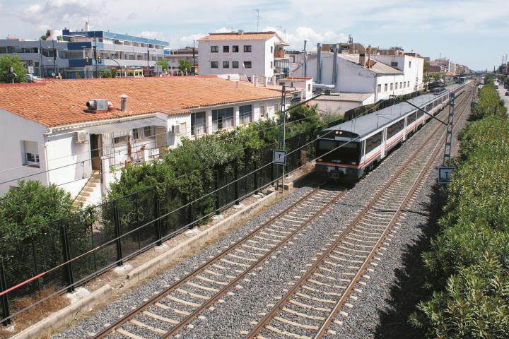 Adif projecta la instal·lació de proteccions acústiques a la via del tren a Calafell. Ajuntament de Calafell