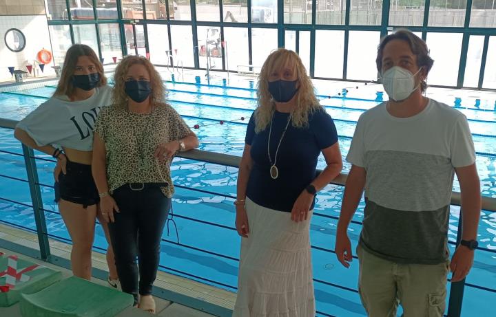Exhibició de natació sincronitzada a la piscina municipal del Doctor Robert