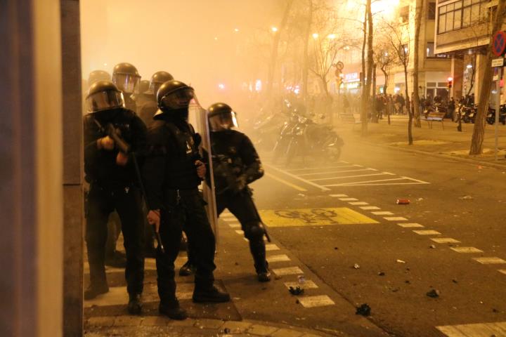 Agents dels Mossos, durant els aldarulls a Barcelona. ACN / Miquel Codolar