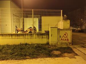 Alguns manifestants han llançat pedres i pintura als agents que custodiaven la comissaria dels Mossos de Vilafranca 