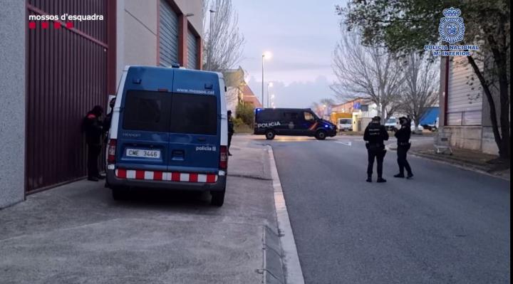 Almenys una cinquantena de detinguts en l'operació contra una organització dedicada al tràfic internacional de marihuana. Mossos d'Esquadra