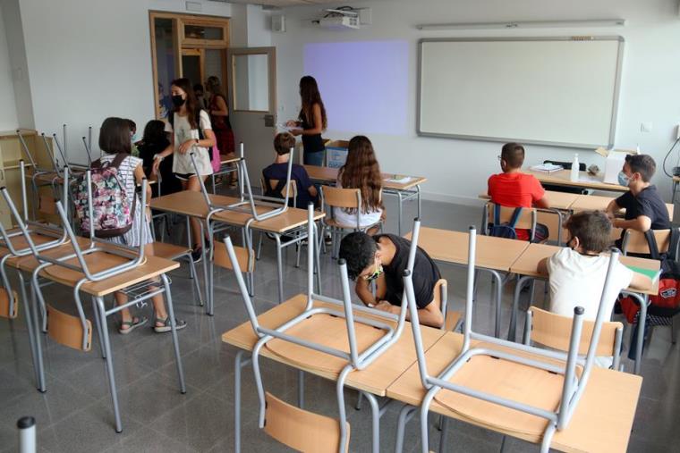 Alumnes de 1r d'ESO del nou institut de Caldes estrenant l'aula, el 13 de setembre del 2021. ACN
