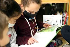 Alumnes llegint un llibre. ACN / Estefania Escolà