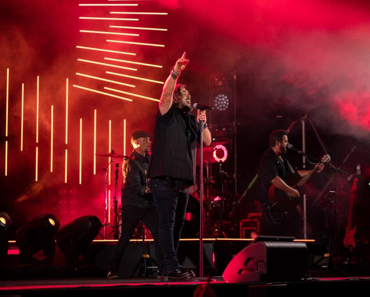 Antonio Orozco s'enlaira pel cel del Festival Jardins Terramar de Sitges. © Fotos Sergi Abad