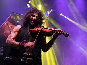 Ara Malikian posa la banda sonora als Jardins Terramar de Sitges. © Fotos Sergi Abad