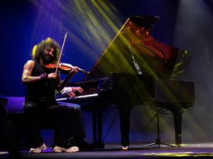 Ara Malikian posa la banda sonora als Jardins Terramar de Sitges