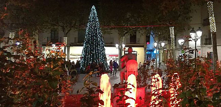 Arbre de Nadal a la plaça Nova del Vendrell. Eix