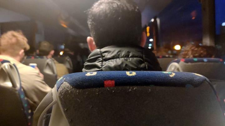 Autobusos directes a Barcelona plens i amb gent de peu. Mònica Grau Seto