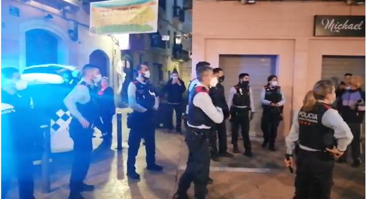 Batussa a la plaça de les Cols de Vilanova per la detenció del propietari d'un bar on es feia una festa. EIX