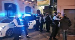 Batussa a la plaça de les Cols de Vilanova per la detenció del propietari d'un bar on es feia una festa
